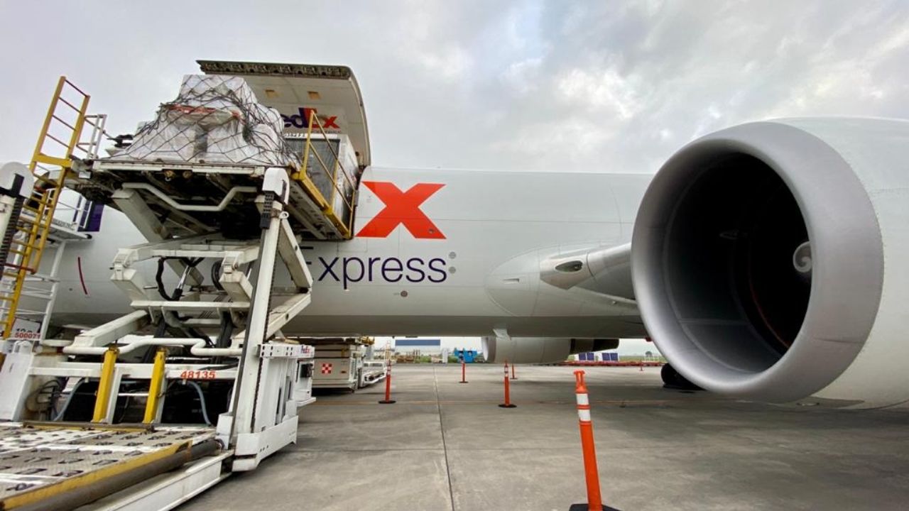 Ayuda Covid-19: Más ventiladores para México llegan de EU a Toluca