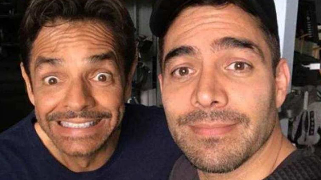 Al estilo Ricky Martin, Omar Chaparro y Eugenio Derbez se besan con cubrebocas