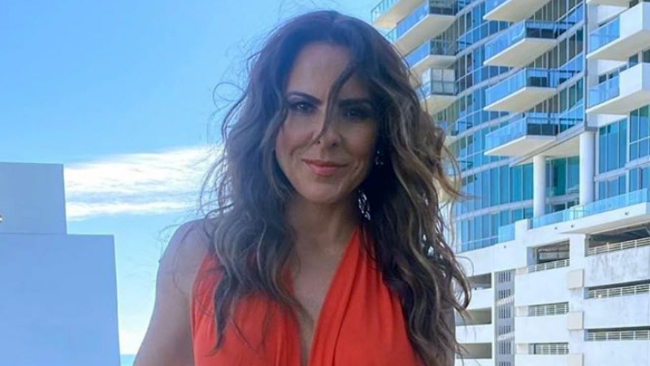 Así se relaja Kate del Castillo en la piscina durante sus vacaciones de verano