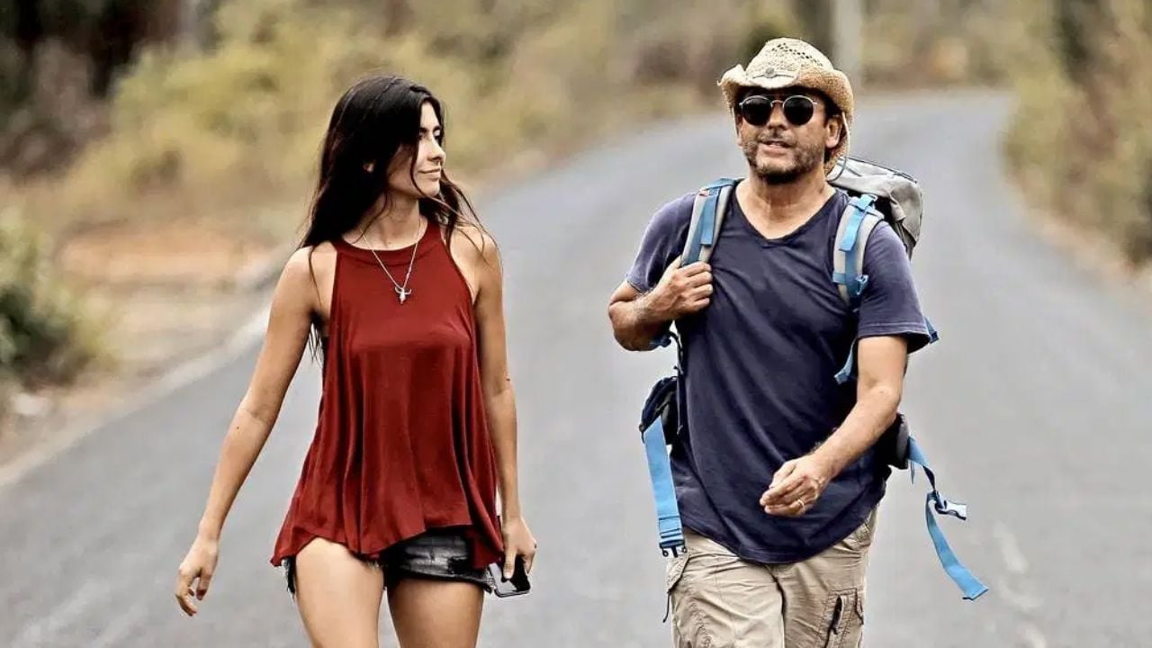 Adal Ramones y su hija Paola disfrutan del calor del varano desde la orilla del mar