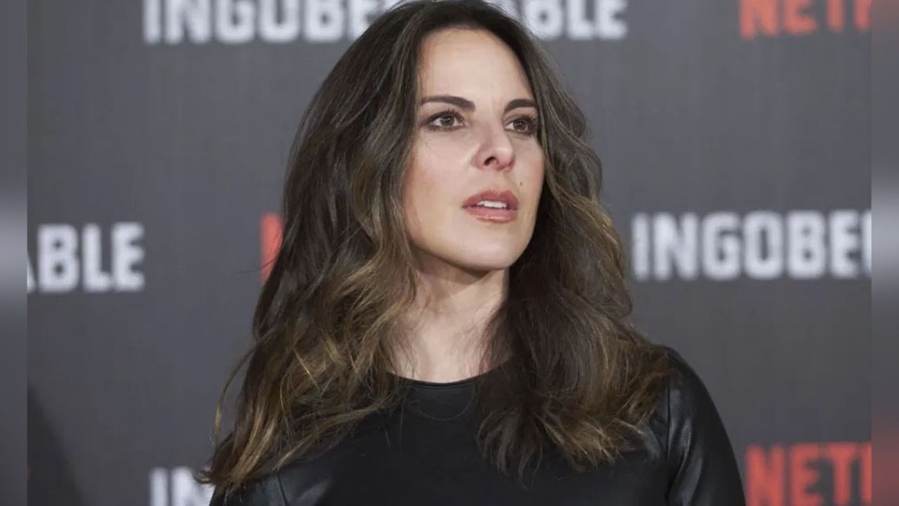 ¡Increíble! Kate del Castillo aprovecha el tiempo en casa para leer en el agua