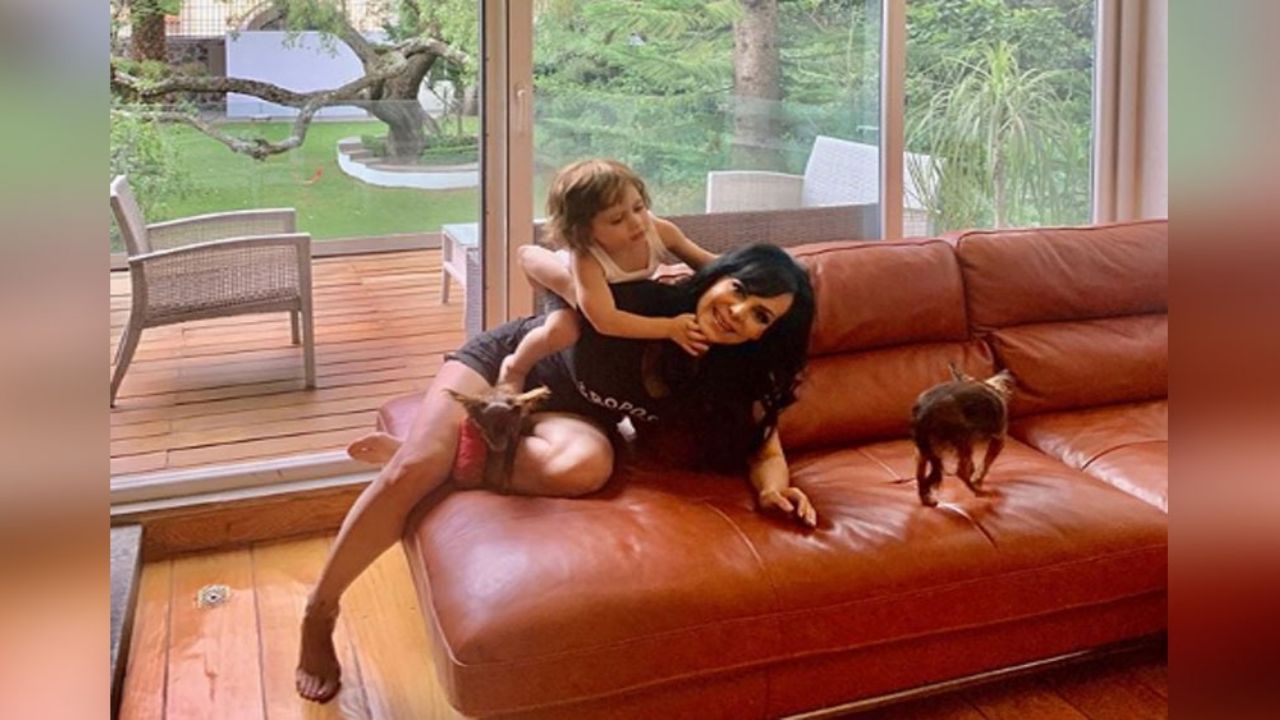 A su 61 años, Maribel Guardia presume ser una linda abuela ¡y parece la mamá!