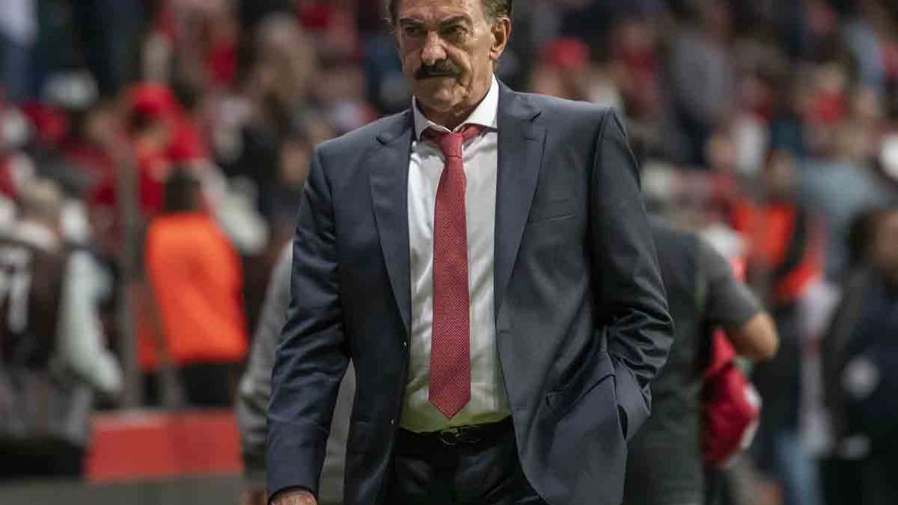 Ricardo La Volpe levanta la mano para dirigir a Pumas