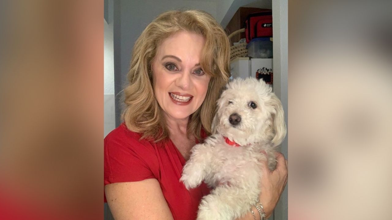 Érika Buenfil alegra el lunes con baile en sensacional ‘outfit’ rojo: “La Reina”