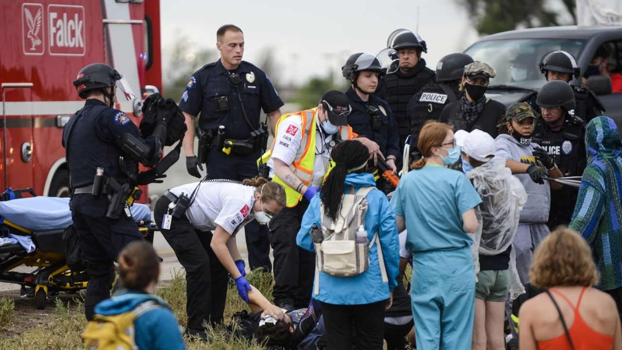 Manifestante inicia un tiroteo en medio de protestas en EU; hay dos heridos