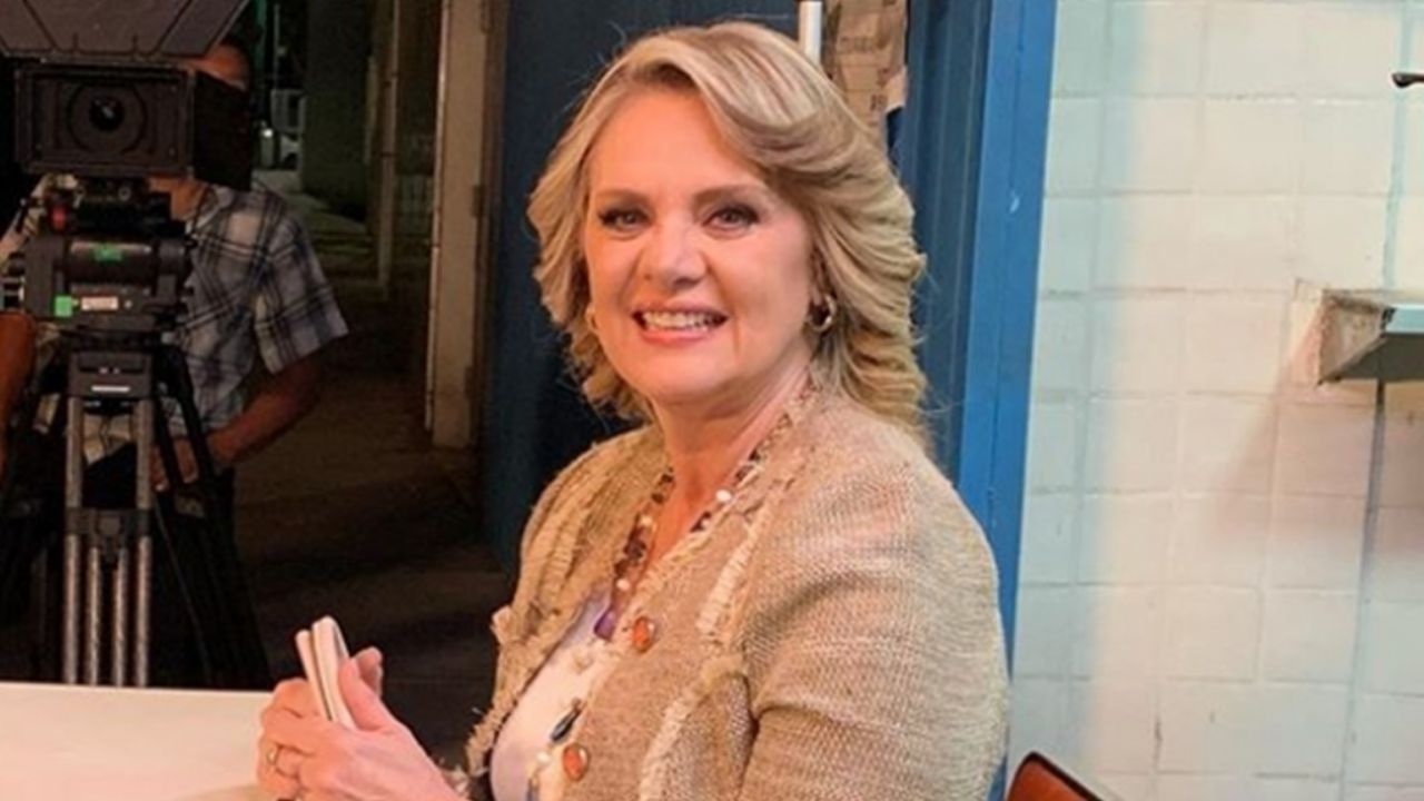 Érika Buenfil hace vibrar los foros de Televisa con su rejuvenecida y estremecedora aparición