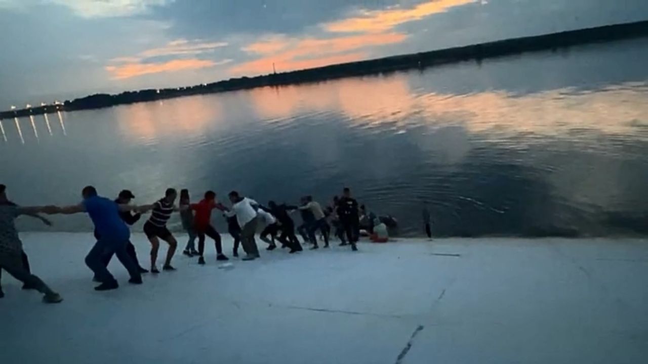 VIDEO: Mujer es recatada del río Kama, Rusia, gracias a una cadena humana