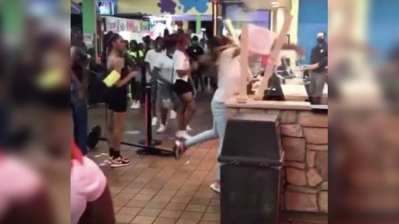 VIDEO: Menor agrede a empleados de un local de juegos en EU y causa destrozos