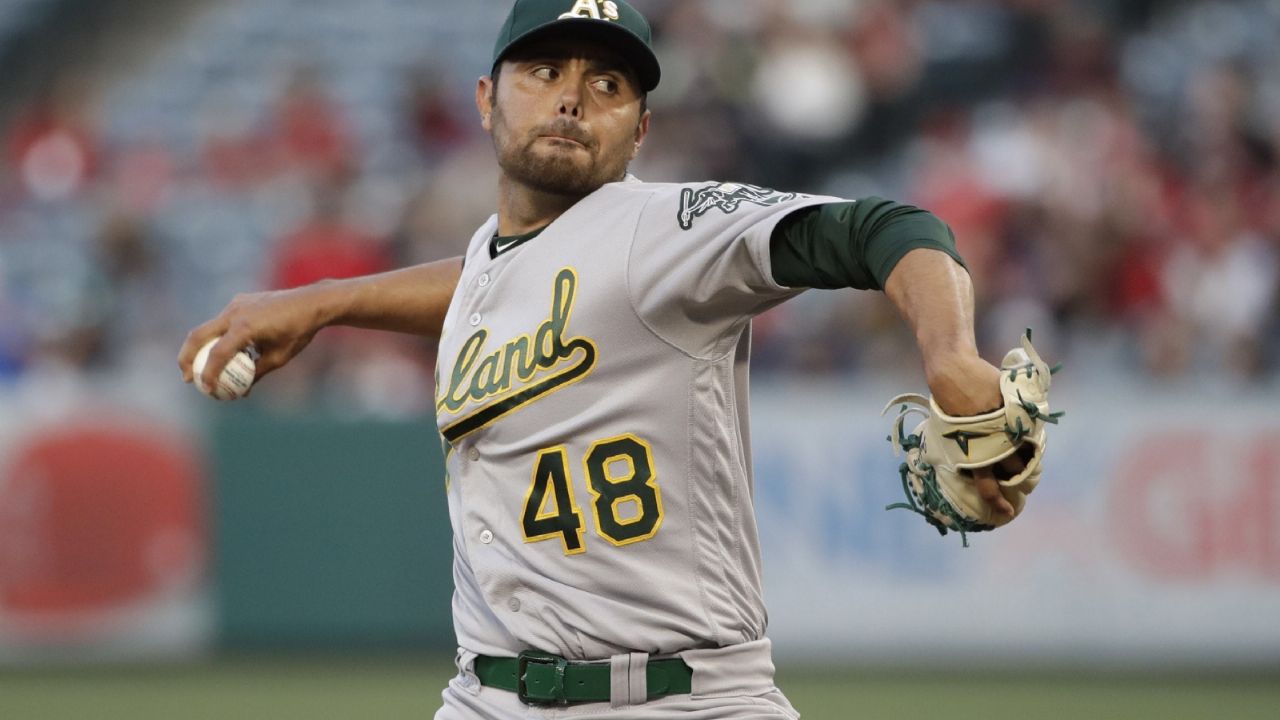 Joakim Soria, un as dentro y fuera del diamante, apoya a sus paisanos