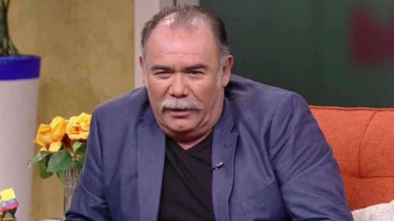 Ante crisis y falta de ingresos, captan a actor de Televisa al limpiar parabrisas en calles de CDMX
