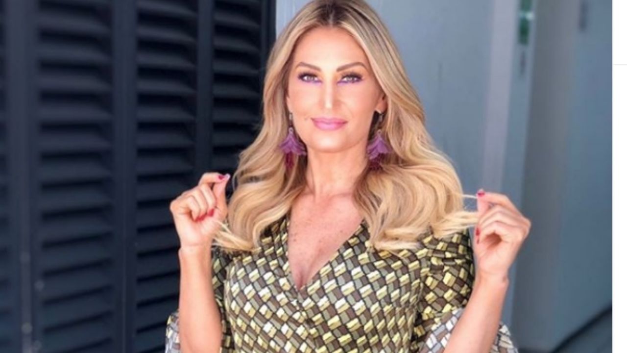 A sus 45 años, Anette Cuburu estremece el foro de TV Azteca al lucirse en ‘VLA’ con ‘outfit’ atigrado