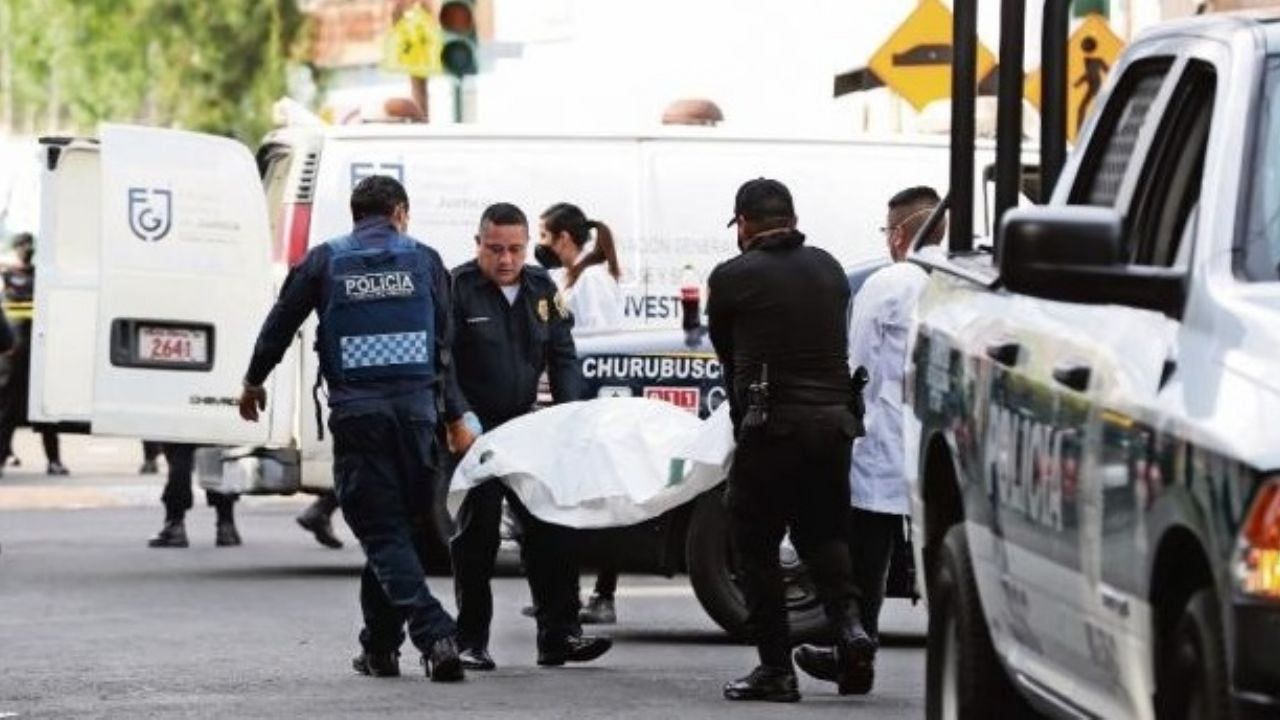 Mujer policía fallece al caer de la caja de una patrulla; iba a atender una emergencia