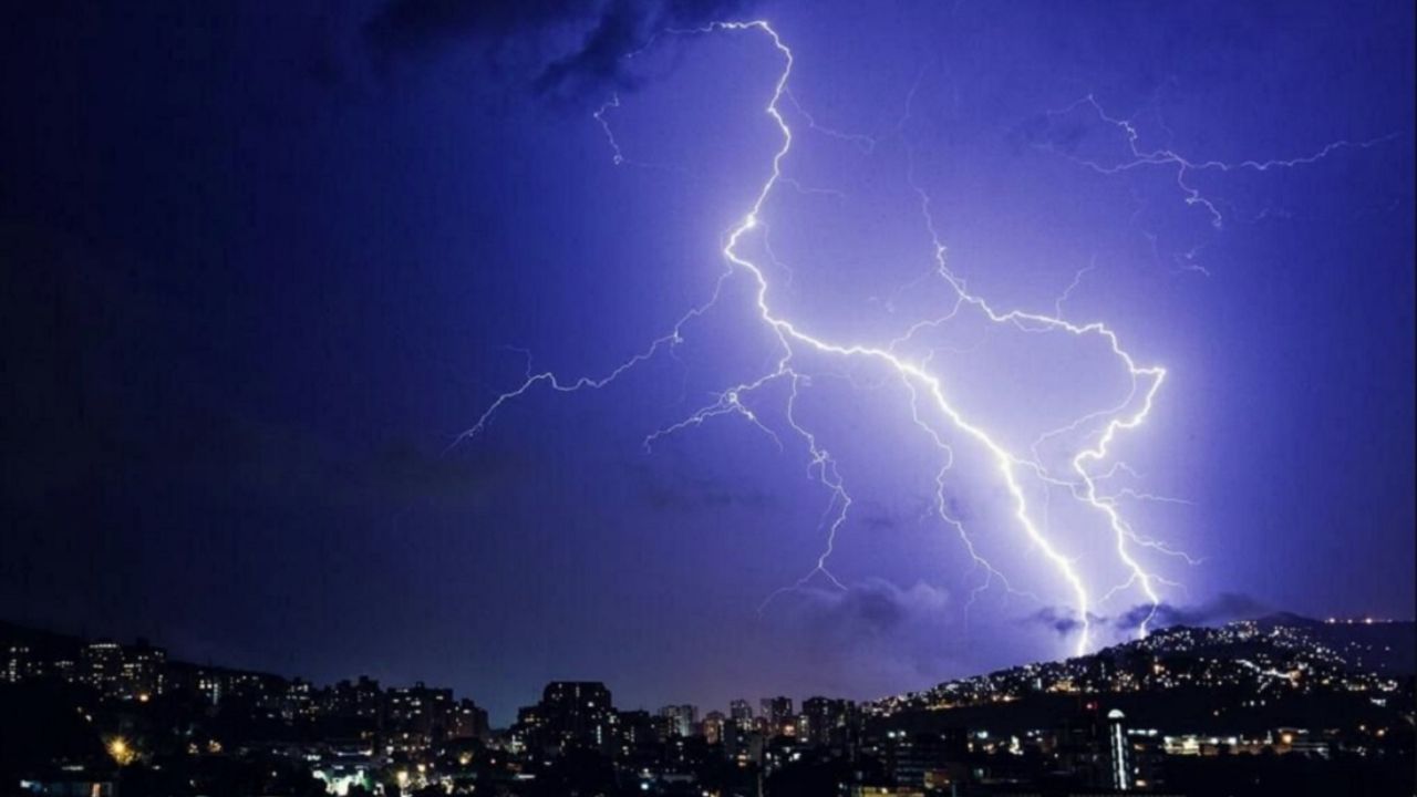 Rayo acaba con la vida de dos futbolistas mexicanas; hay tres más heridas