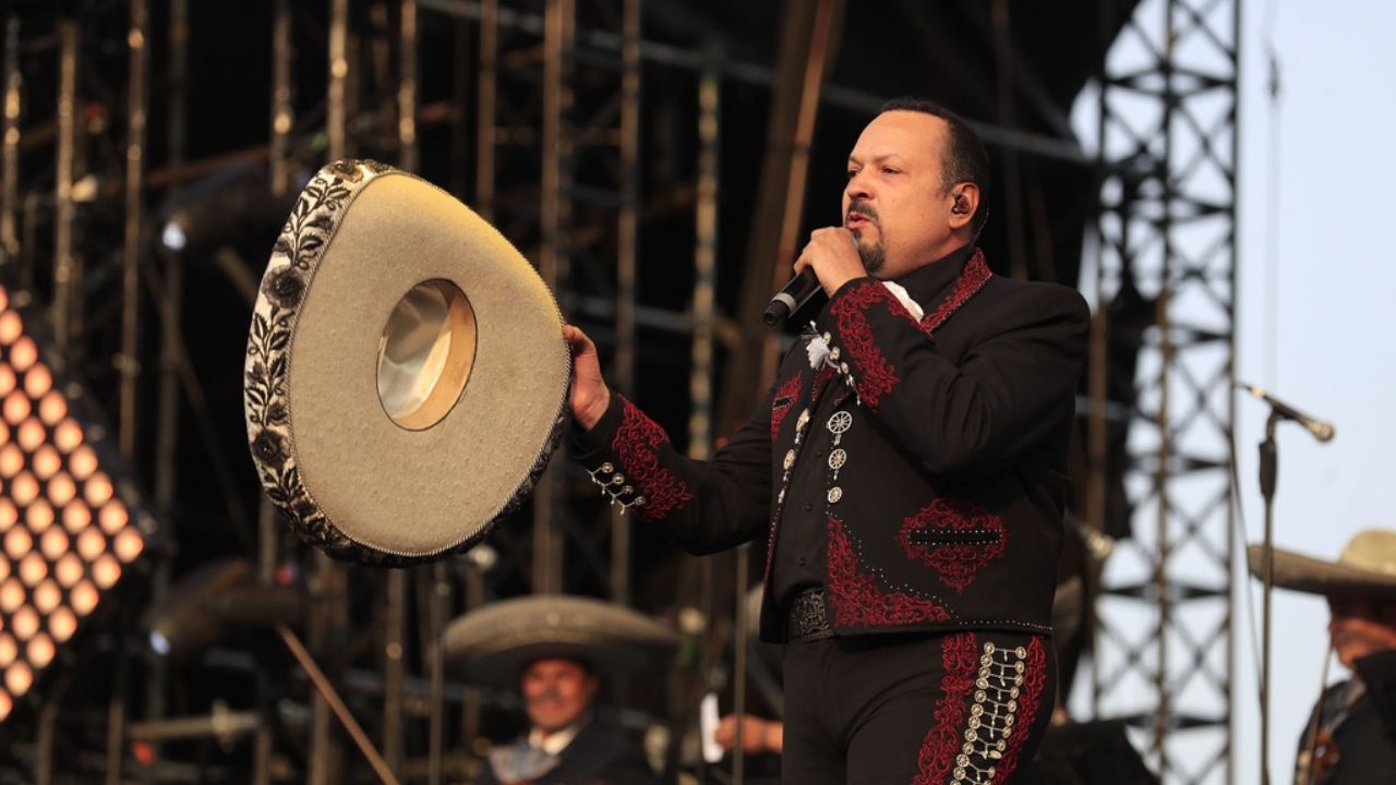 Pepe Aguilar conmueve a fans con revelador éxito en la música y recuerdo de Don Antonio