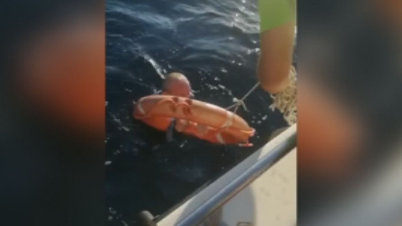 ¡Insólito! Hombre logra sobrevivir en medio del mar tras hacerse el muerto por 8 horas