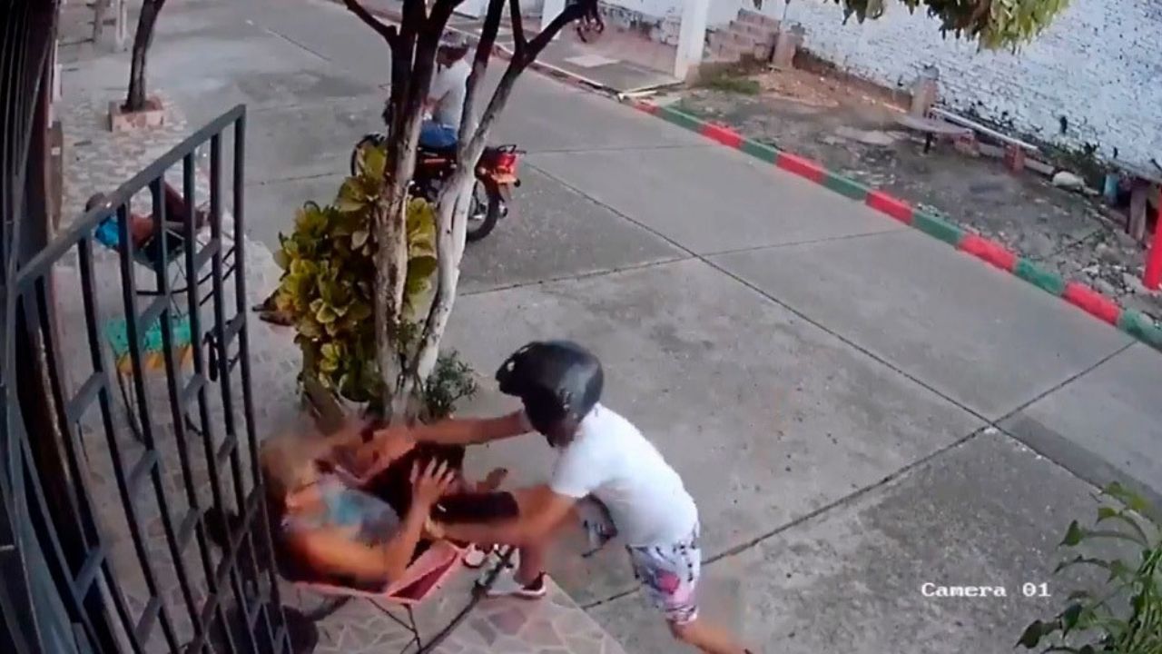 VIDEO: Mujer de la tercera edad logra ahuyentar a ladrones que buscaron asaltarla