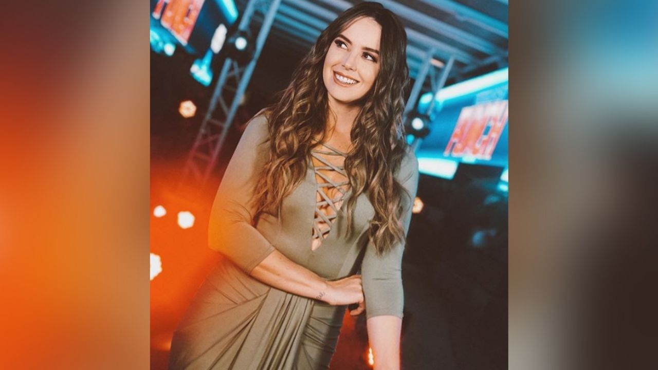 Andy Sola disfruta del verano en infartante ‘outfit’ mientras se asolea a la orilla del mar