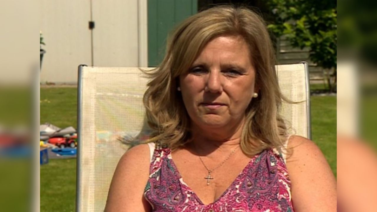 Tras rociarse perfume en el ojo, mujer hace terrible descubrimiento en Reino Unido