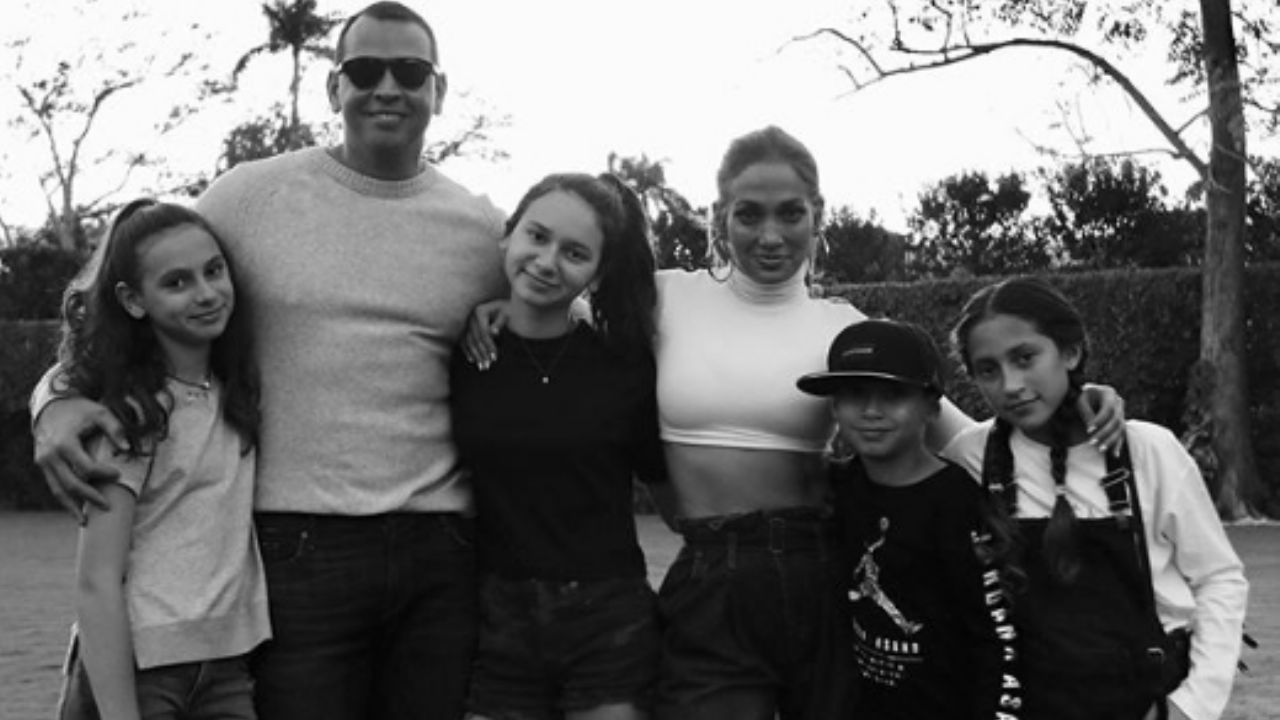 Jennifer Lopez causa revuelo tras empujar a su hija al bailar en familia
