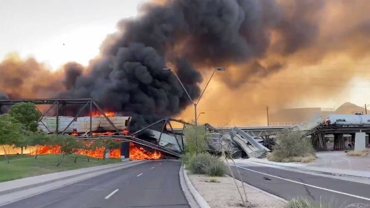 VIDEO: Tren se descarrila sobre un puente de EU y provoca fuerte incendio