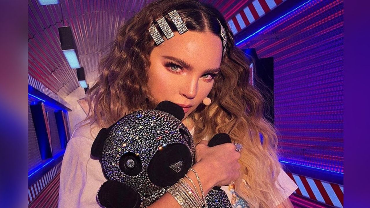 ¿Nuevo galán? Tras éxito en ‘La Voz’, Belinda se deja ver muy enamorada en un estacionamiento