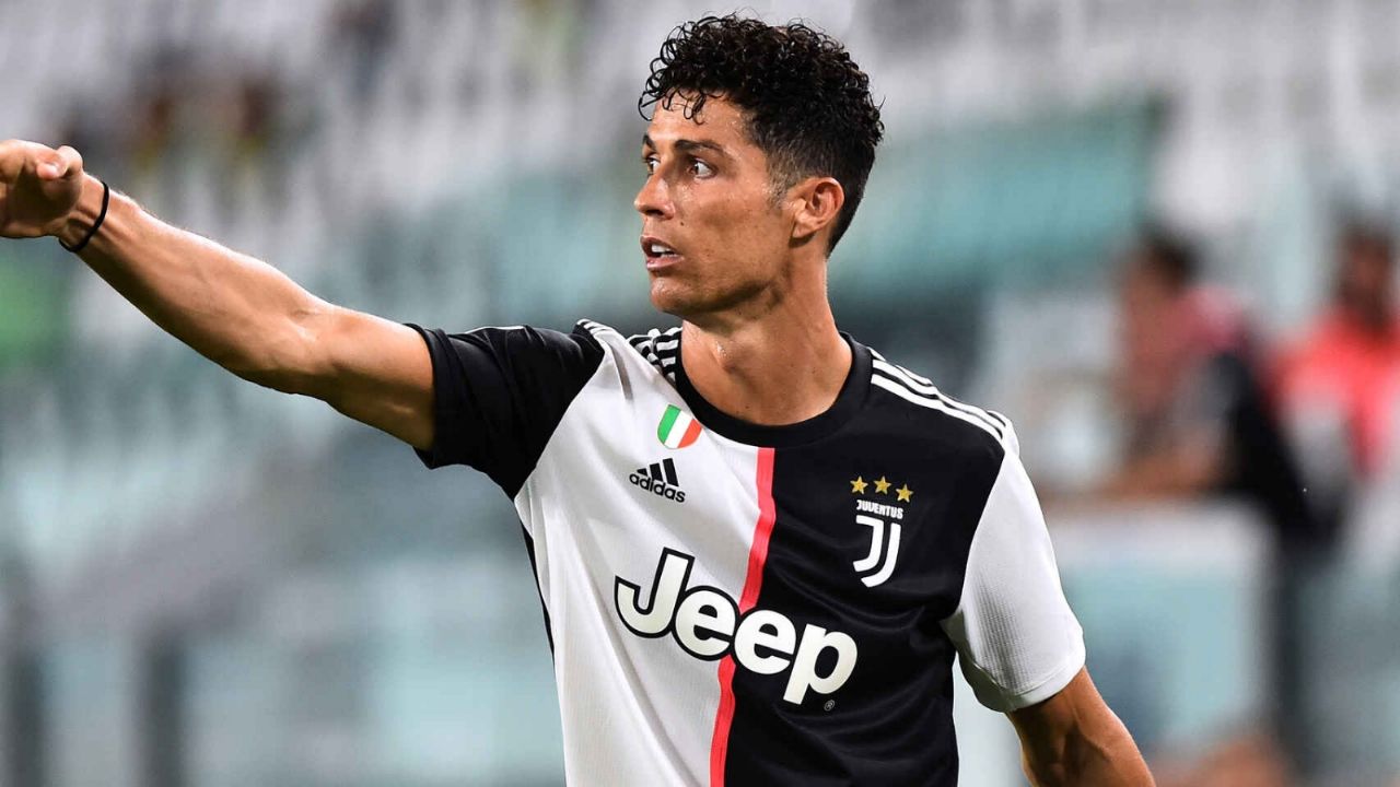 Con Cristiano Ronaldo como modelo, Juventus luce su nuevo uniforme