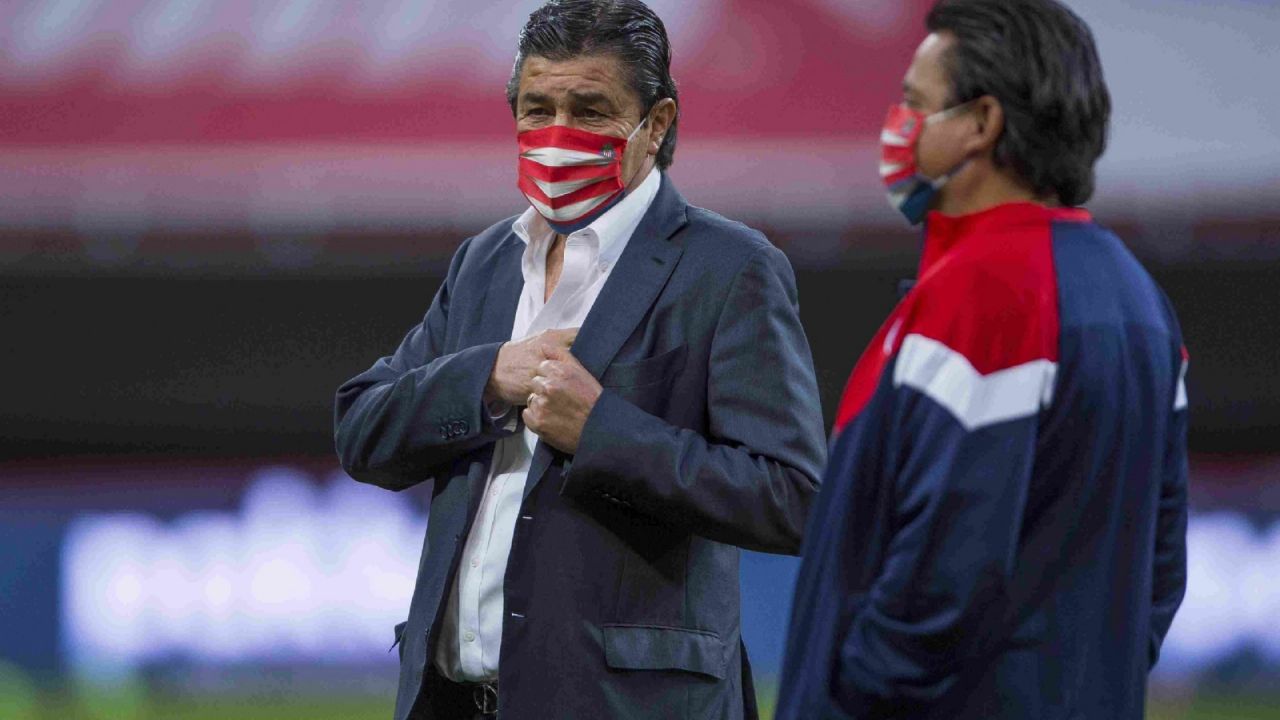 Luis Fernando Tena supera el coronavirus y vuelve a los entrenamientos de Chivas