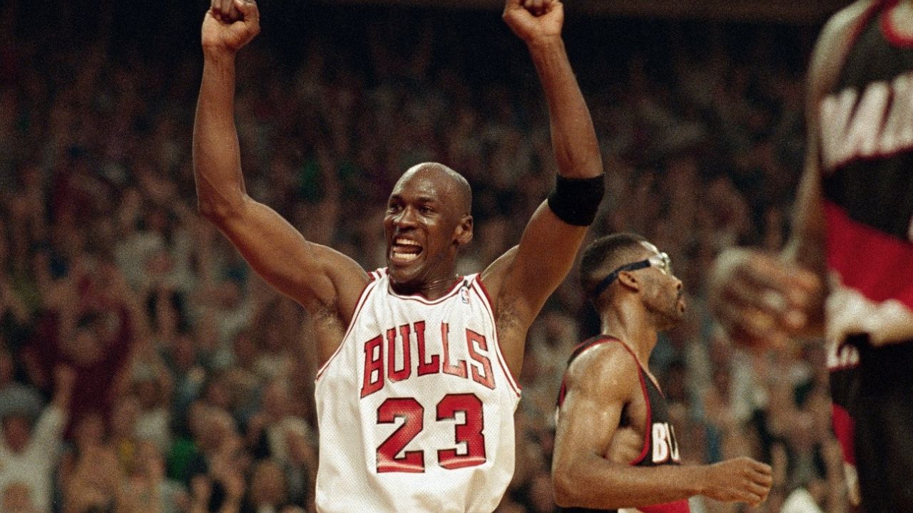 (VIDEO) Michael Jordan humilla a jóvenes en un partido de basquet callejero