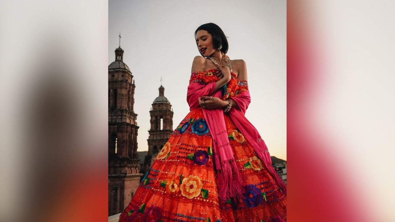 Ángela Aguilar paraliza Instagram al modelar en espectacular ‘outfit’ frente al espejo