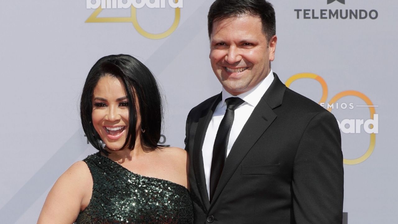 ¡Sin piedad! Famoso conductor llama “mantenido” al esposo de Carolina Sandoval