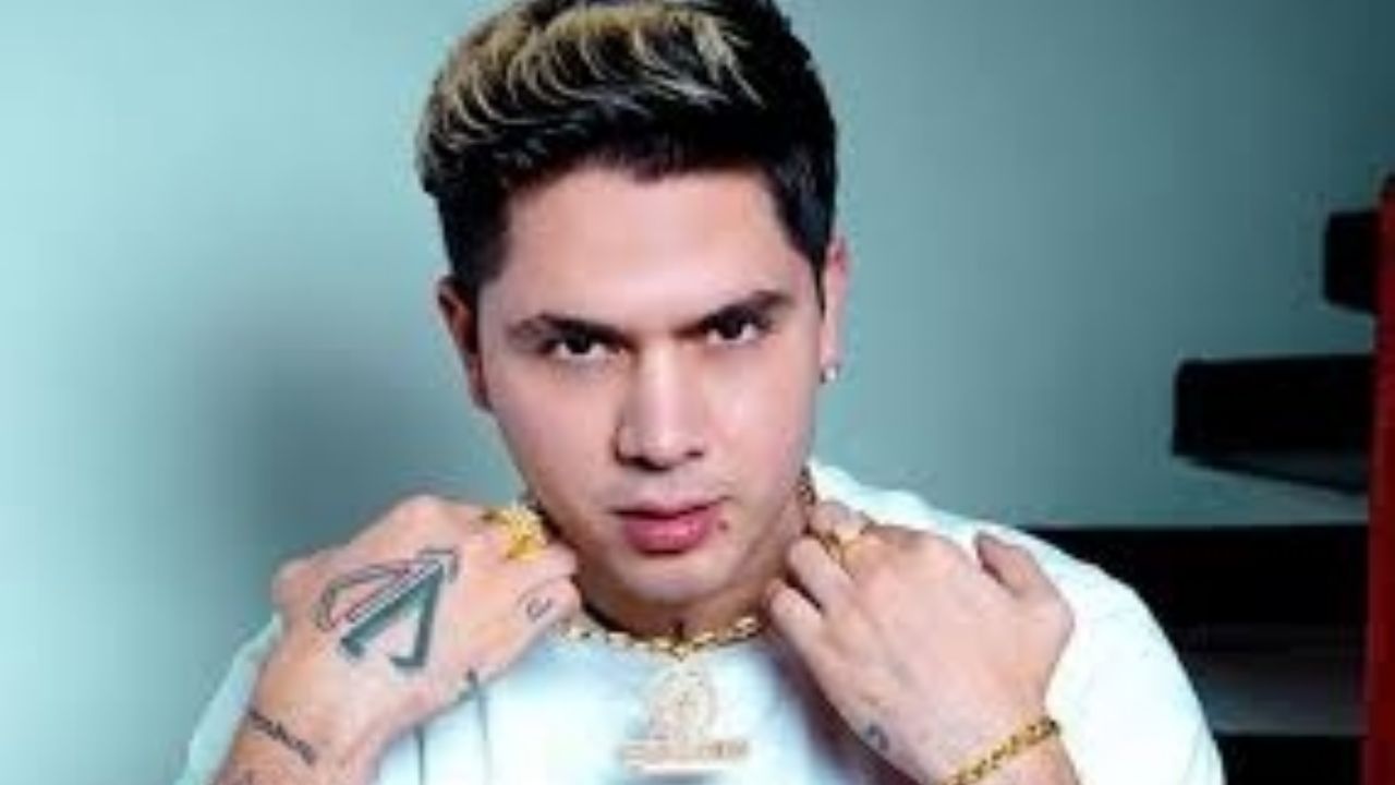 Critican a Juan De Dios Pantoja por “esconderse” para no aparecer en foto de Kimberly Loaiza