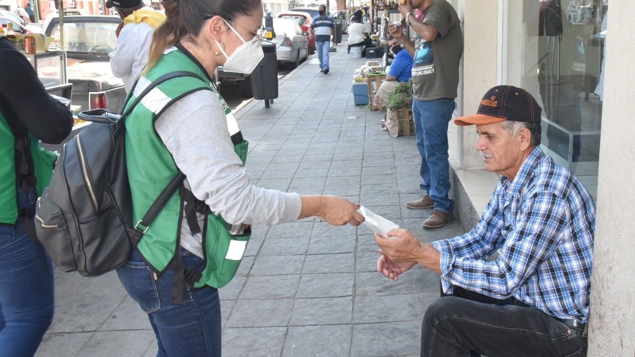 Brigadas de Vida: Entregan gratis cientos de cubrebocas en el centro de Hermosillo