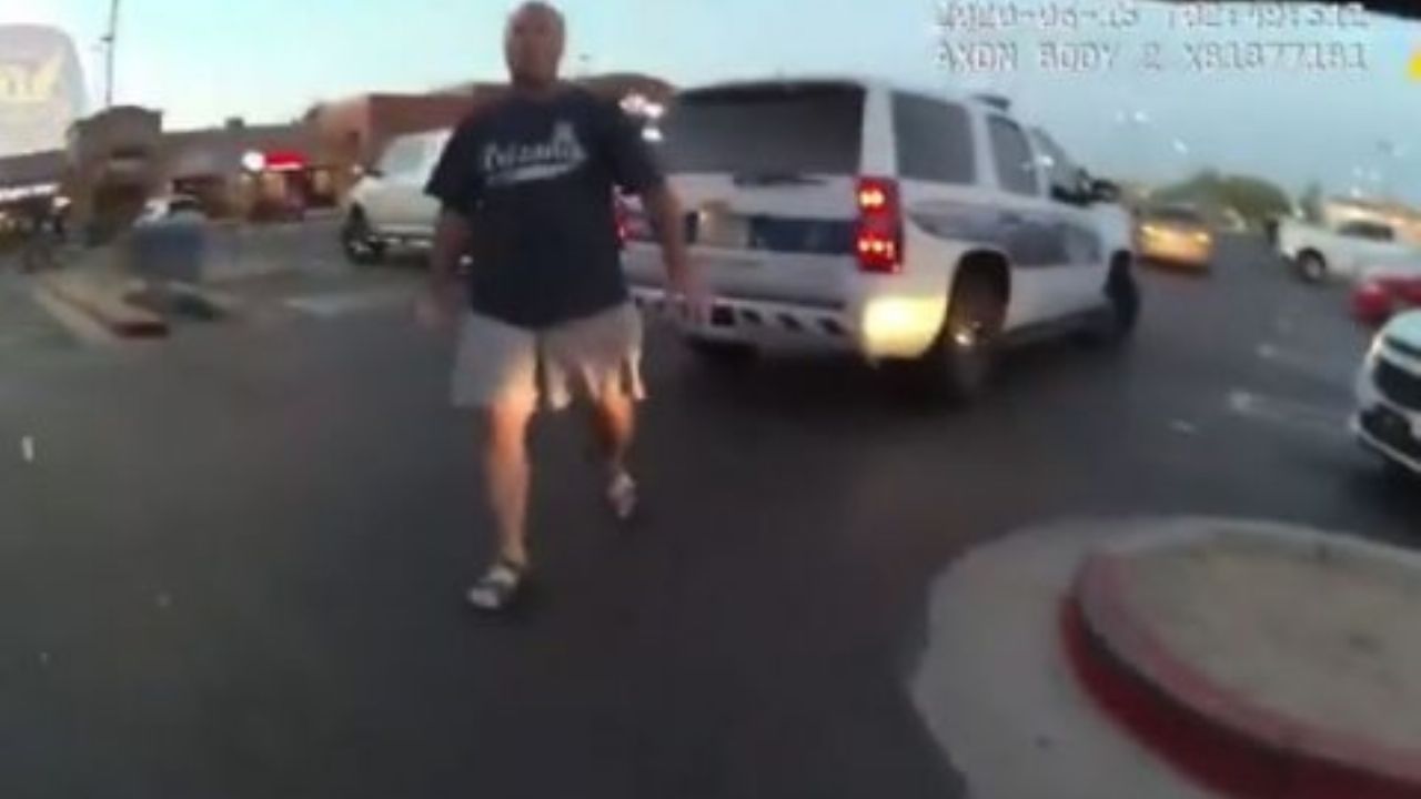 VIDEO: Hombre amenaza con un cuchillo a una policía y termina baleado en EU