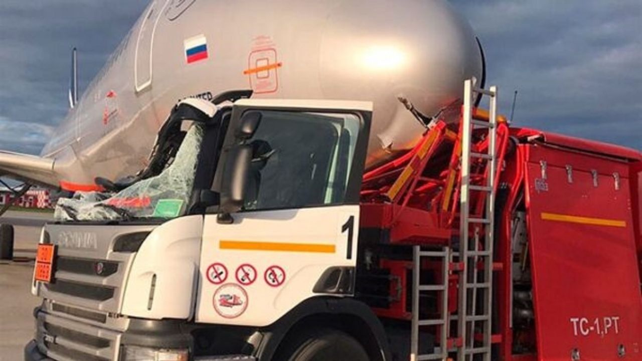 Rusia: Camión cisterna con combustible se impacta contra un avión; hay un herido