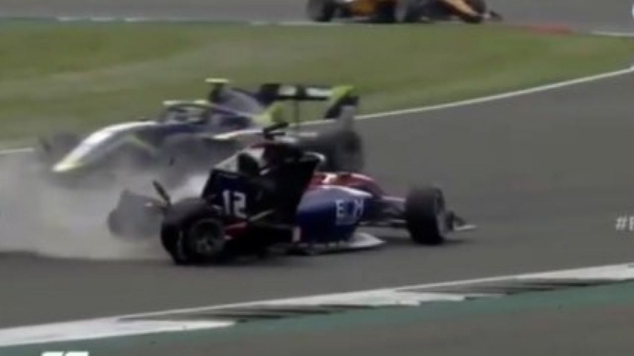 VIDEO: Impactante choque entre pilotos de la Fórmula 3; auto se parte en dos