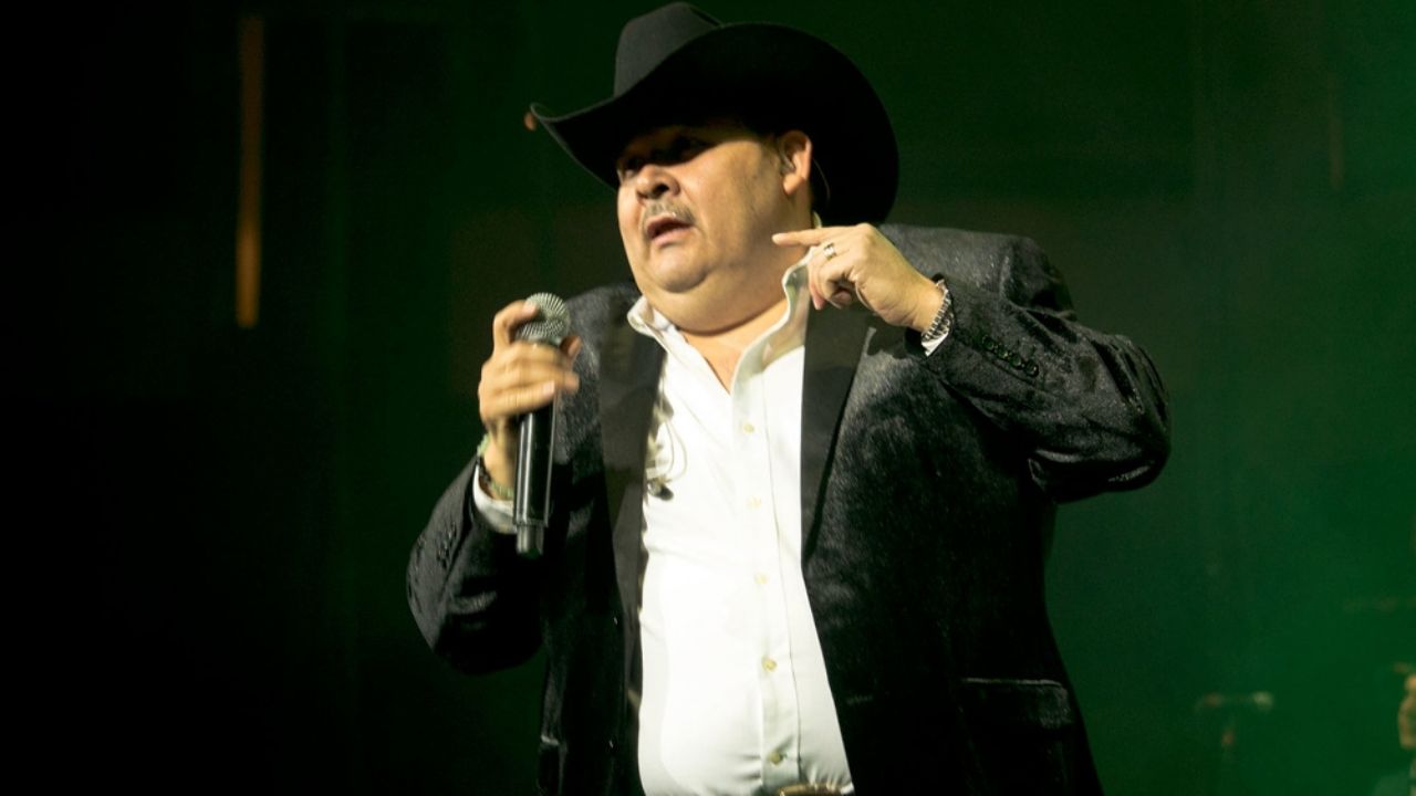 Al borde del llanto, El Coyote reacciona a burlas en contra de su hijo: “No se vale”