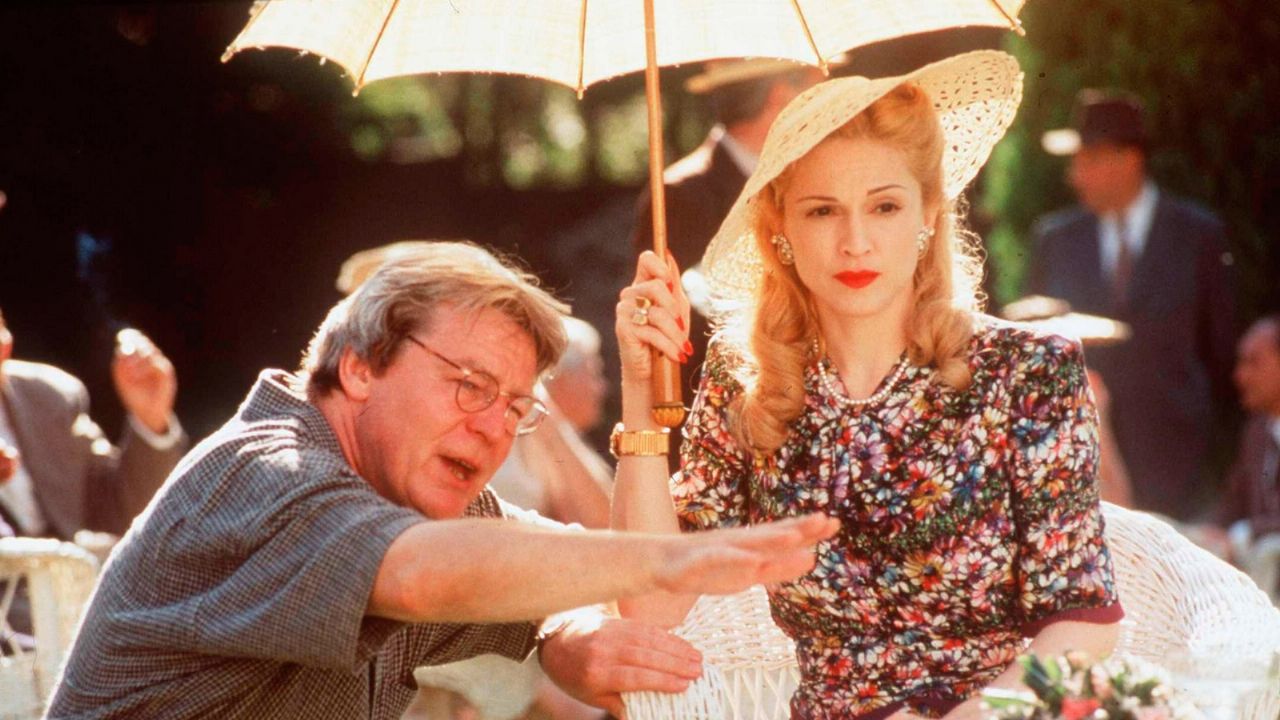 Con un conmover mensaje, Madonna se despide de Alan Parker con quien trabajó en ‘Evita’