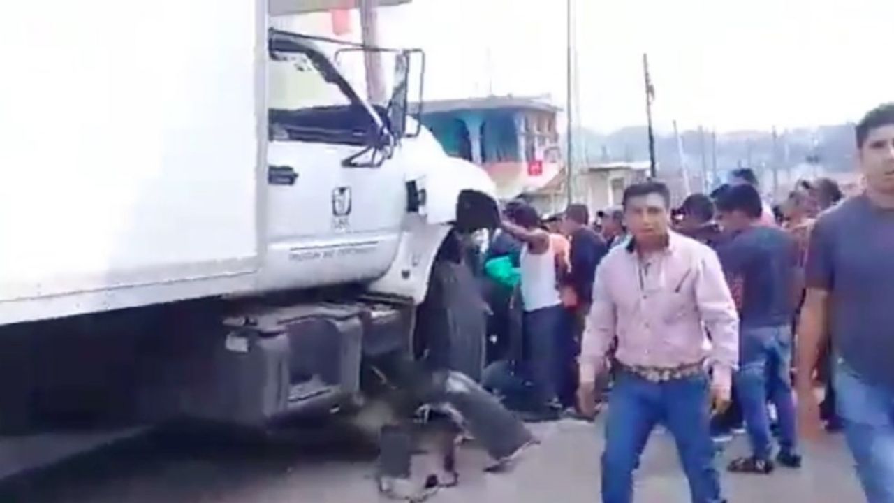 Camión del IMSS se queda sin frenos y provoca accidente en Oaxaca; hay 3 muertos