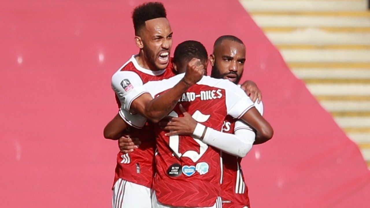 Pierre Emerick Aubameyang le da la FA Cup al Arsenal