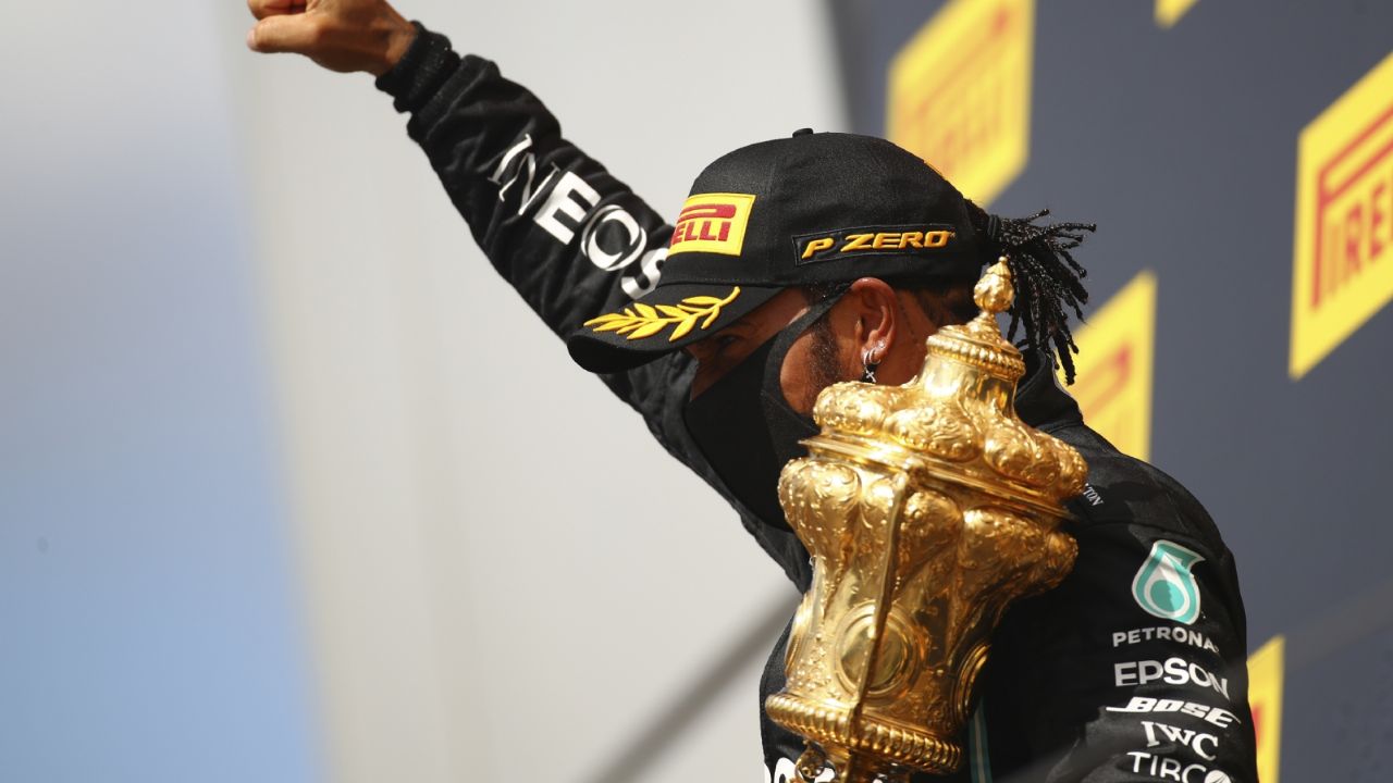 Hamilton reina en Silverstone con ‘tres’ neumáticos y acecha récord de Schumacher