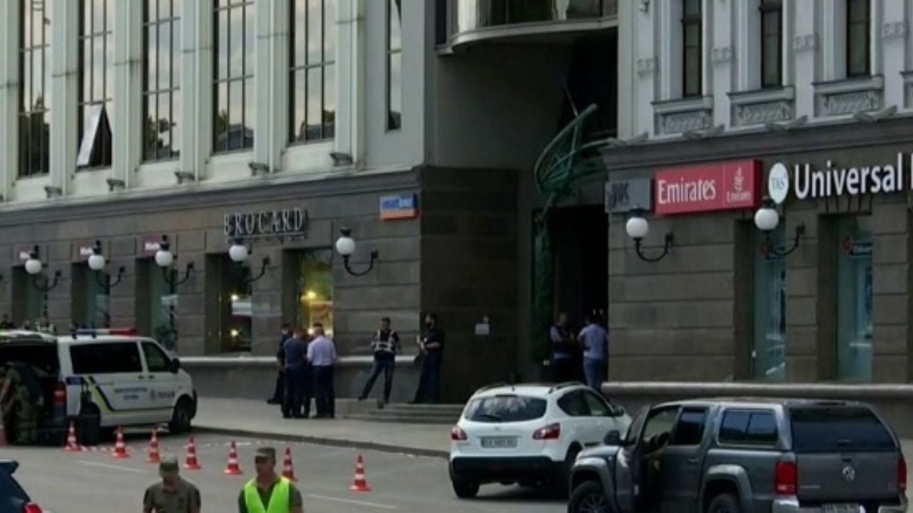 Tensión en Ucrania: Hombre irrumpe en un banco con explosivos