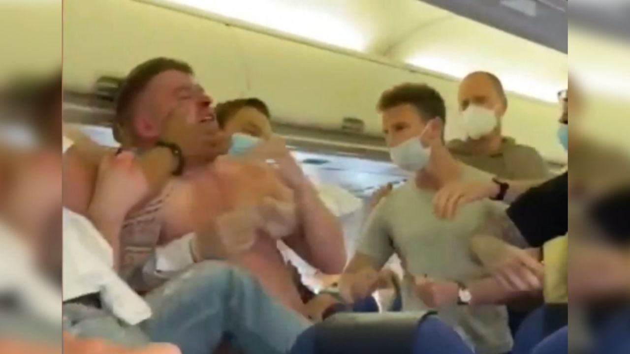 VIDEO: Se desata pelea en un avión por dos pasajeros que se negaban a usar cubrebocas