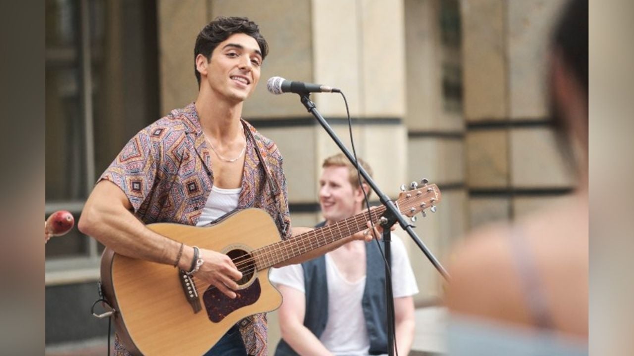 Él es Taylor Zakhar Perez, el guapo actor que roba corazones en ‘El Stand de los Besos 2’