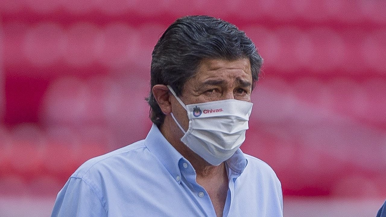 A Tena el futuro se le hace ‘flaco’ con Chivas; afición pide a Vucetich