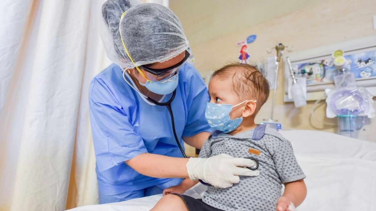 Niños pequeños son más propensos a portar el virus SARS-CoV-2, estiman estudios