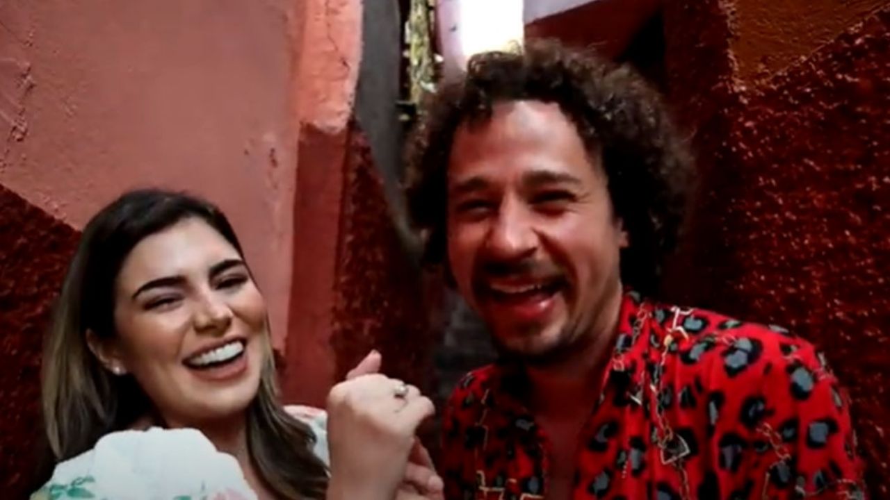 ¿Nuevo amor? Captan Luisito Comunica muy cariñoso con una joven en Guanajuato