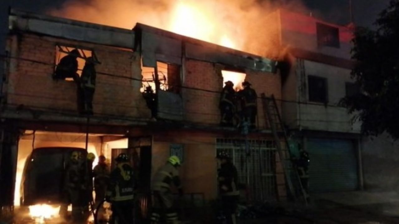 Espectacular incendio en fábrica de Iztapalapa pone a trabajar a Bomberos por dos horas