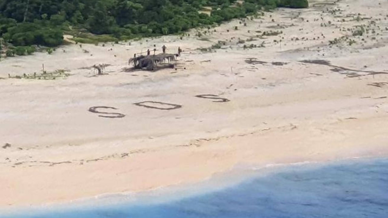 VIDEO: Enorme mensaje de ‘SOS’ logra salvar a tres hombres varados en una isla