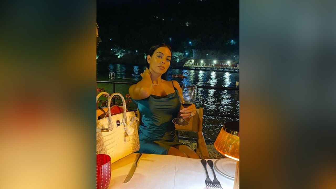 Georgina, novia de Cristiano Ronaldo, cautiva al modelar en infartante vestido