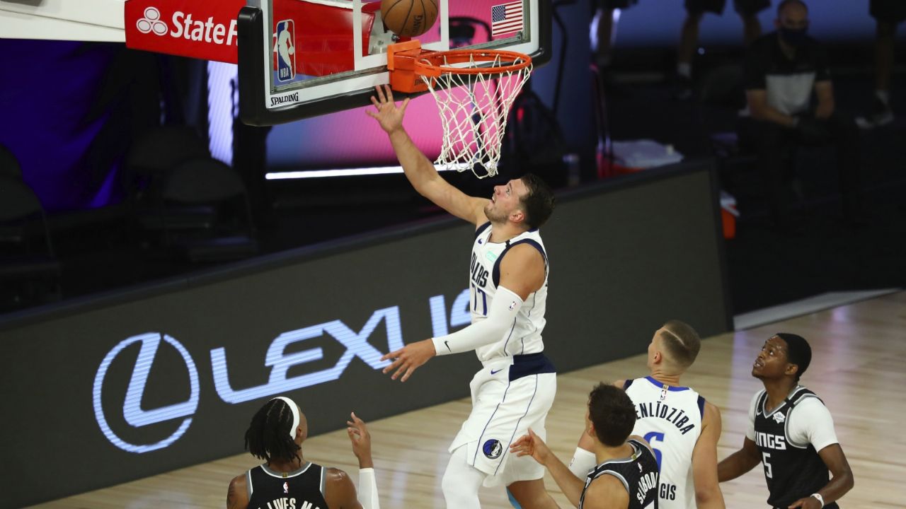 Triple-doble histórico de Doncic, los Mavericks derrotan a los Kings